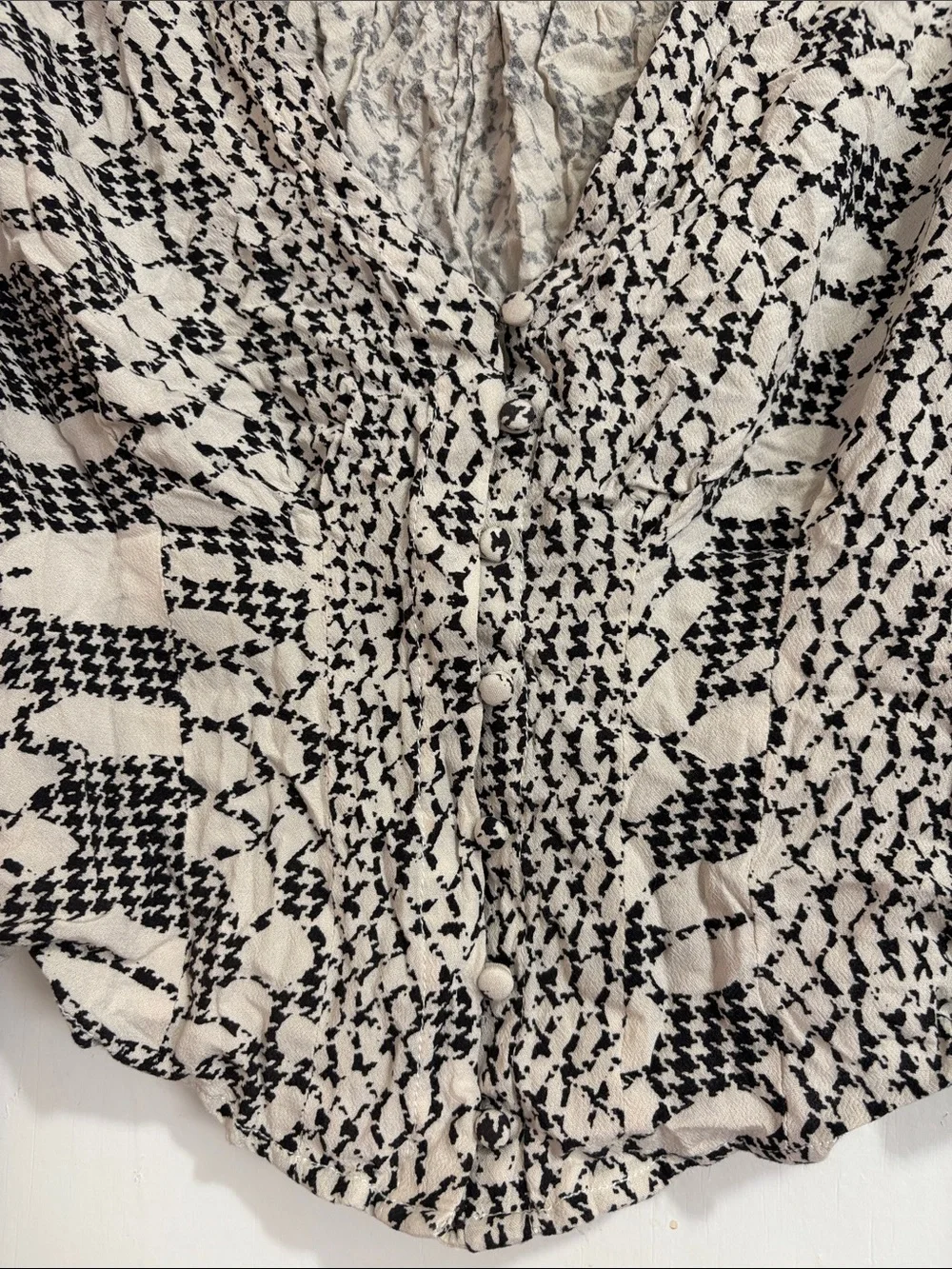 Free People Black and White V-Neck cropped long sleeve shirt Size Medium